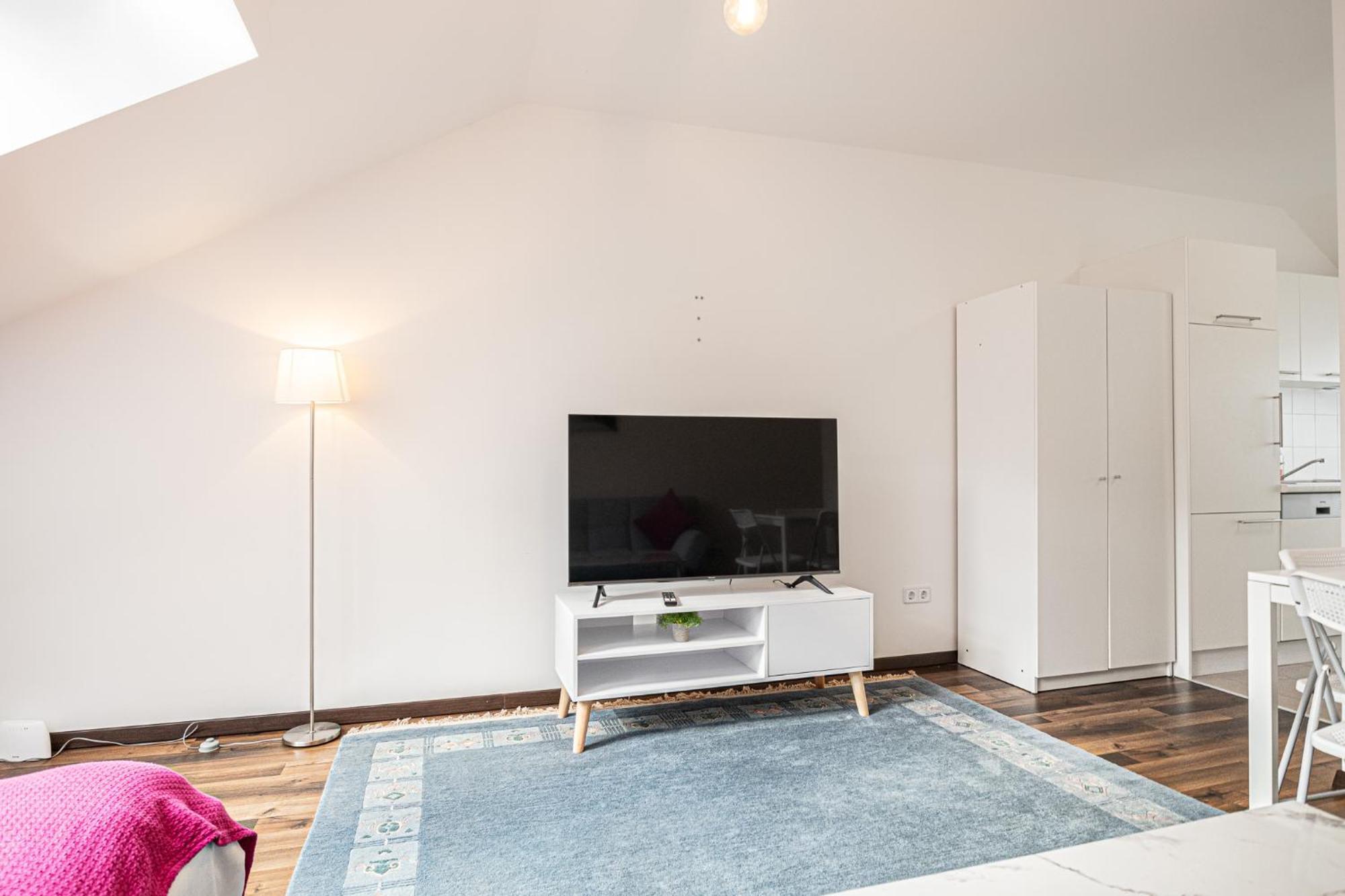 Airy Attic Apt.: Stylish Studio At Penzing Area Відень Екстер'єр фото