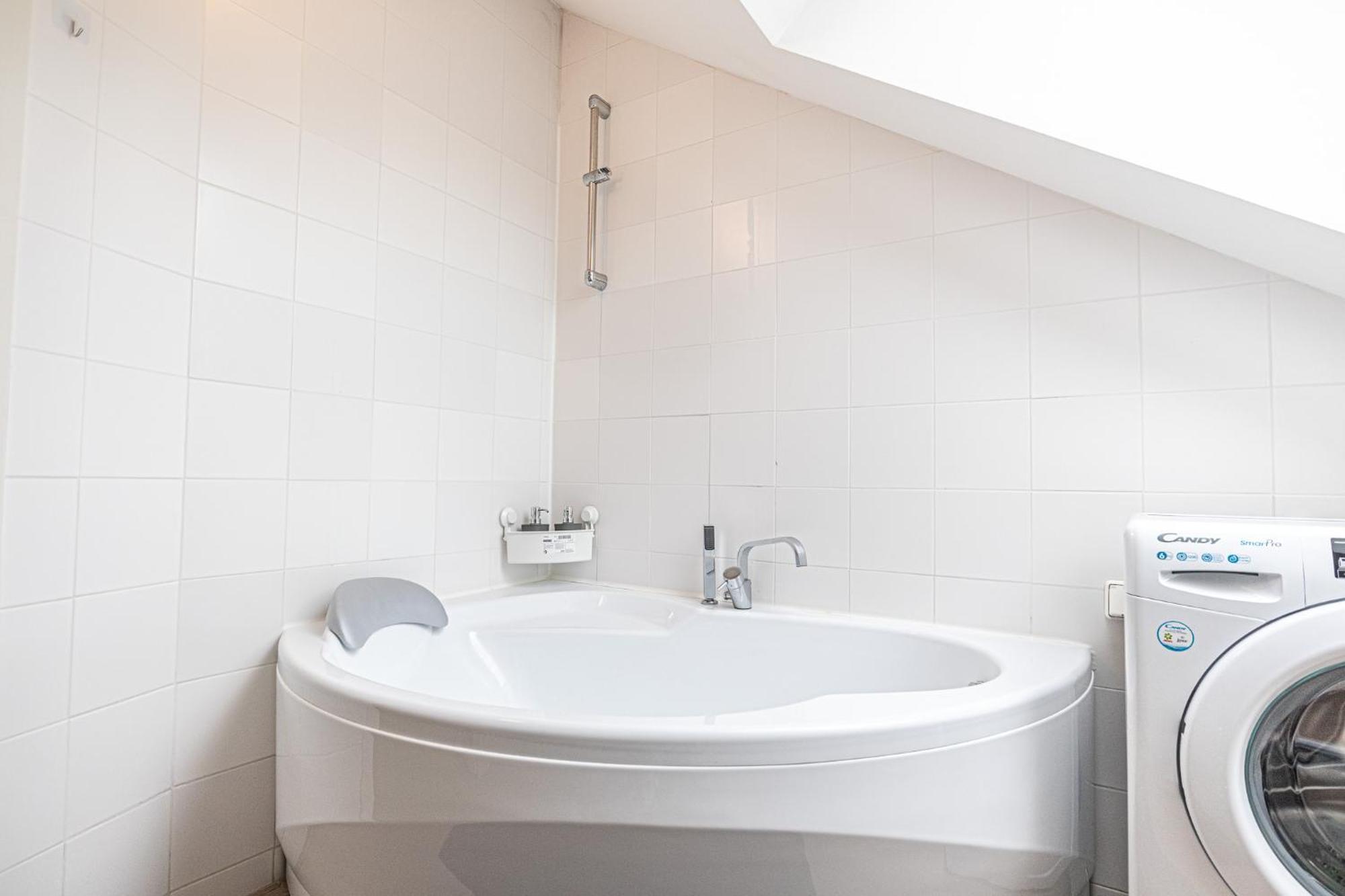 Airy Attic Apt.: Stylish Studio At Penzing Area Відень Екстер'єр фото
